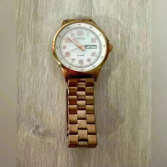 Fossil Watch Gold Toned Band Round Mother of Pearl Face Elegant WR 10ATM - Picture 3 of 6